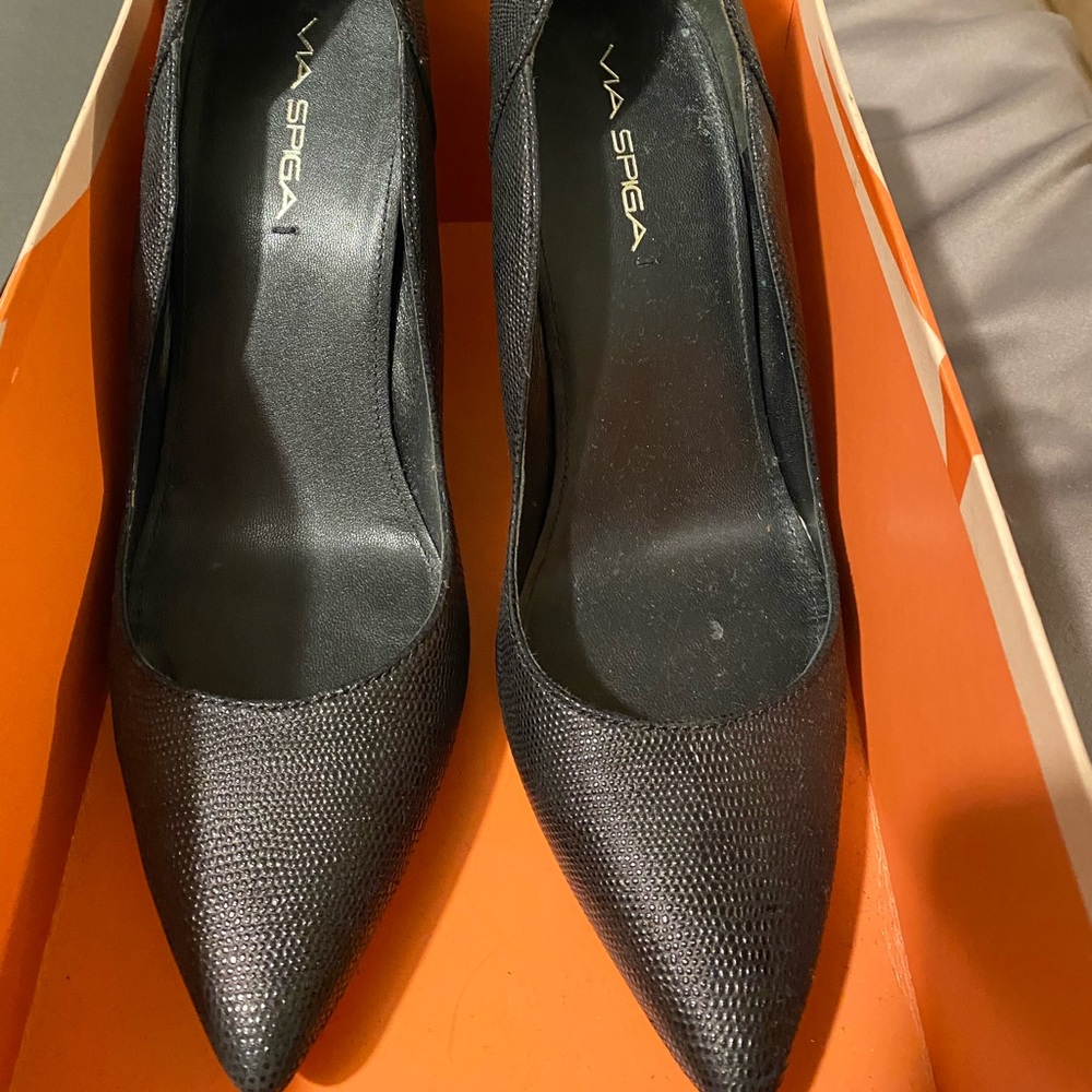 Via spiga black pumps